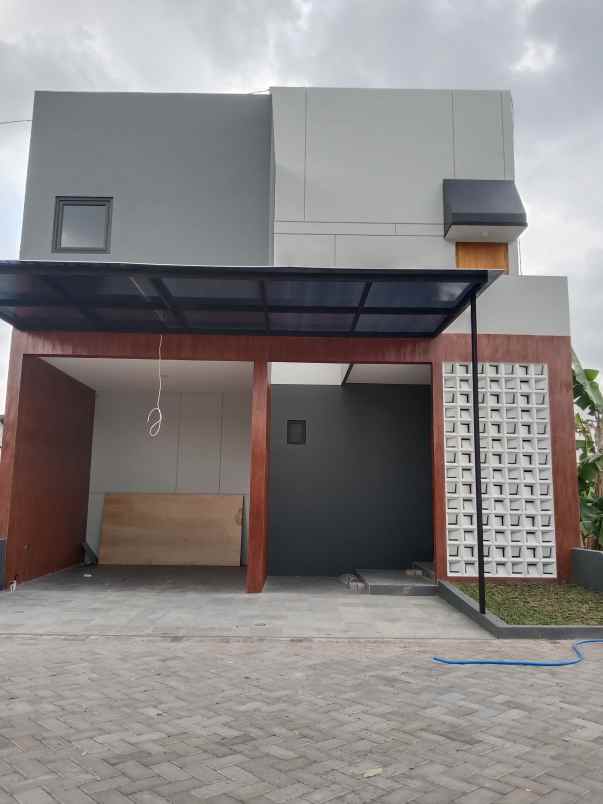 rumah modern tropis dekat kampus uii yogyakarta