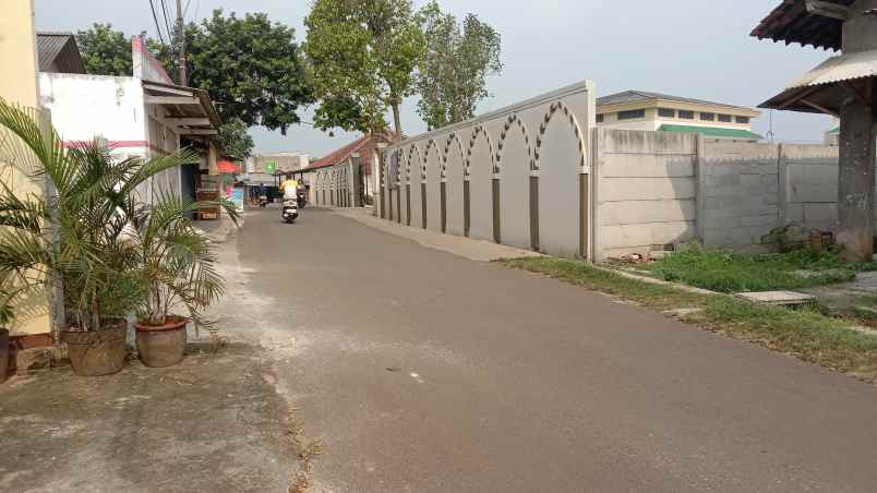 rumah samping pesantren nempel jalan