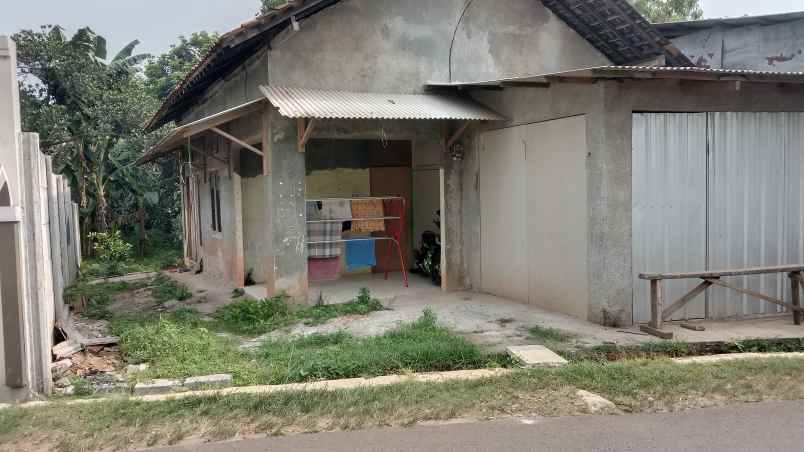 rumah samping pesantren nempel jalan