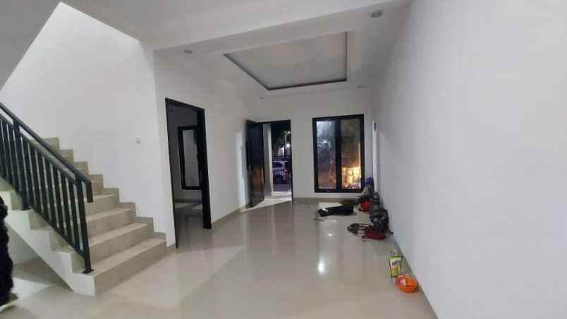 rumah siap huni dalam komplek besar mega cinere depok