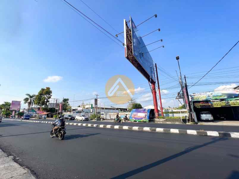 tanah jalan raya magelang km 6 5 2 muka ramai usaha