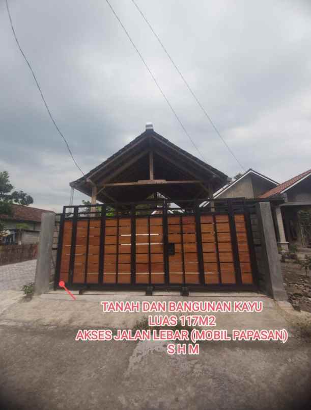 tanah luas dekat candi prambanan bonus rumah kayu