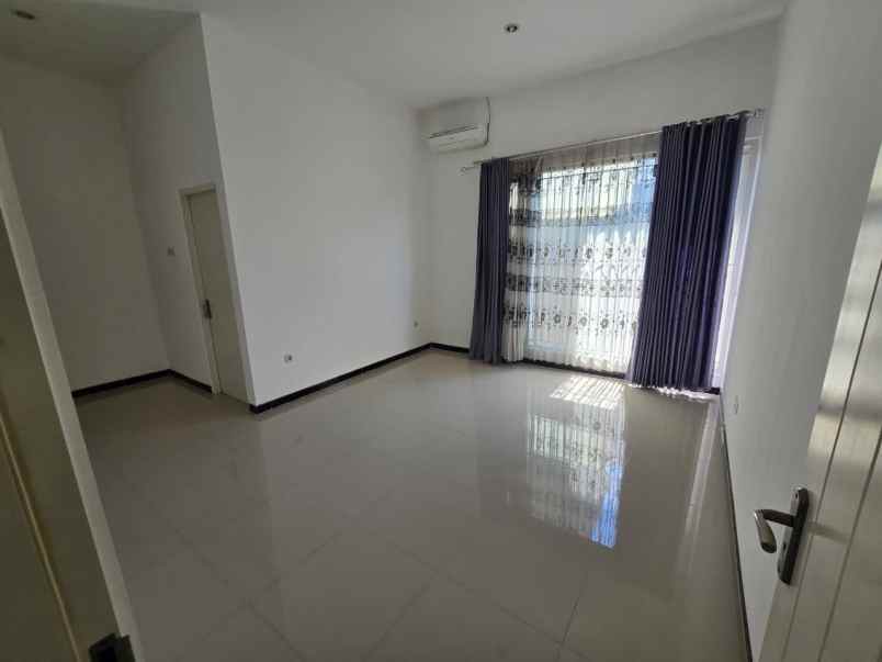 baru direnovasi nirwana eksekutif row 2 5 mobil nego