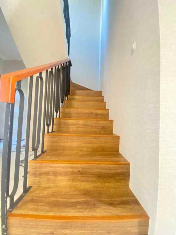 dijual rumah 2 lantai full furnish pamulang shm