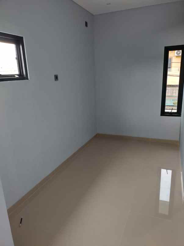 dijual rumah 2lt bisa usaha di karawang barat