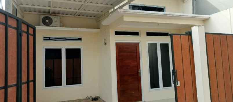 dijual rumah bambu apus cipayung