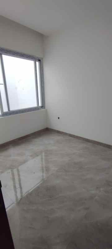 dijual rumah baru modern di taman surya jakarta barat