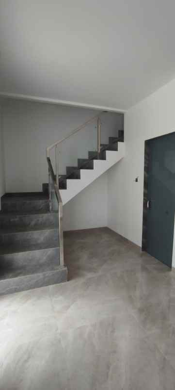 dijual rumah baru modern di taman surya jakarta barat