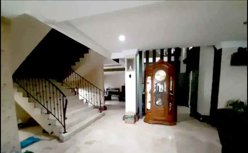 dijual rumah cirendeu