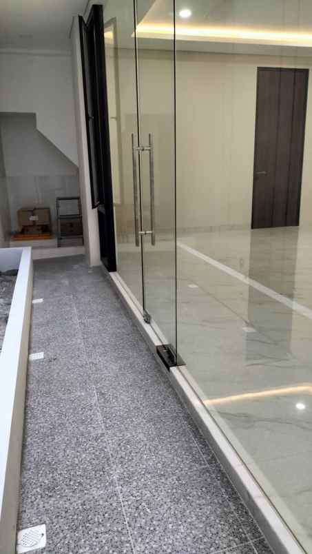 dijual rumah citraland utama surabaya