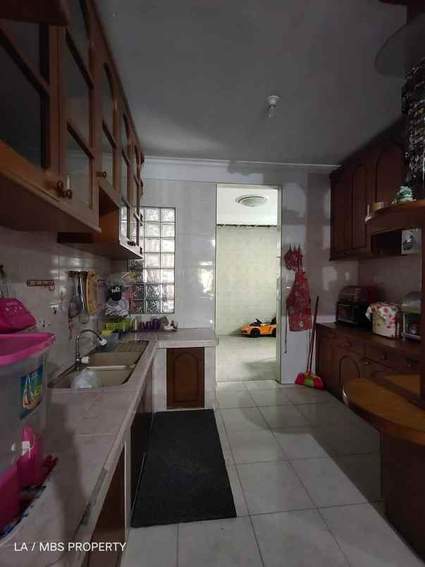 dijual rumah crown hill