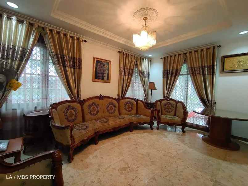 dijual rumah crown hill