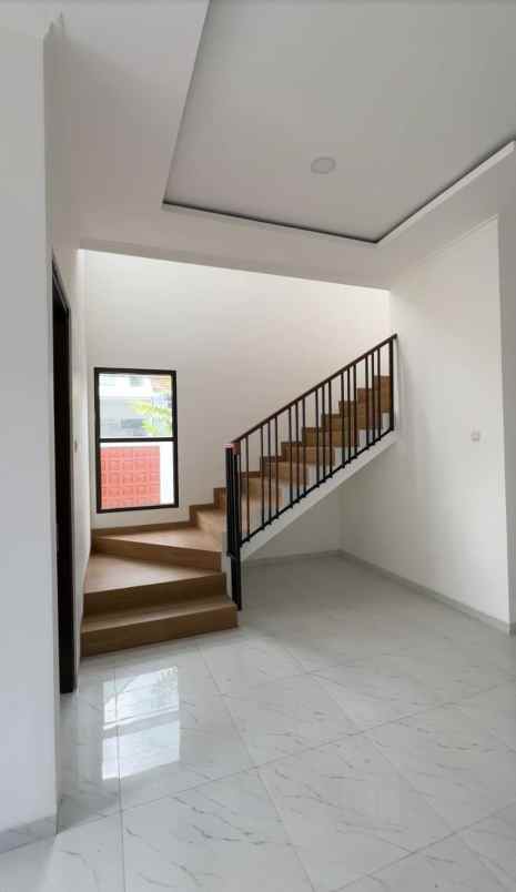 dijual rumah darmo harapan