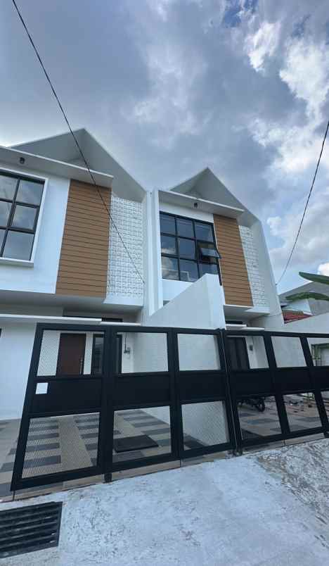 dijual rumah darmo harapan