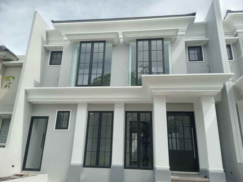 dijual rumah di citraland surabaya baru american style