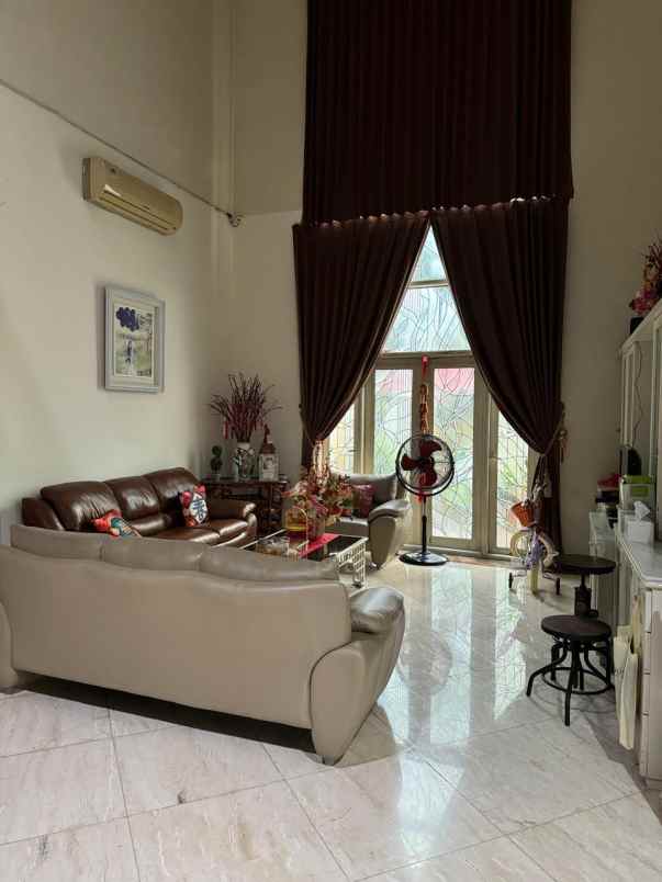 dijual rumah graha famili