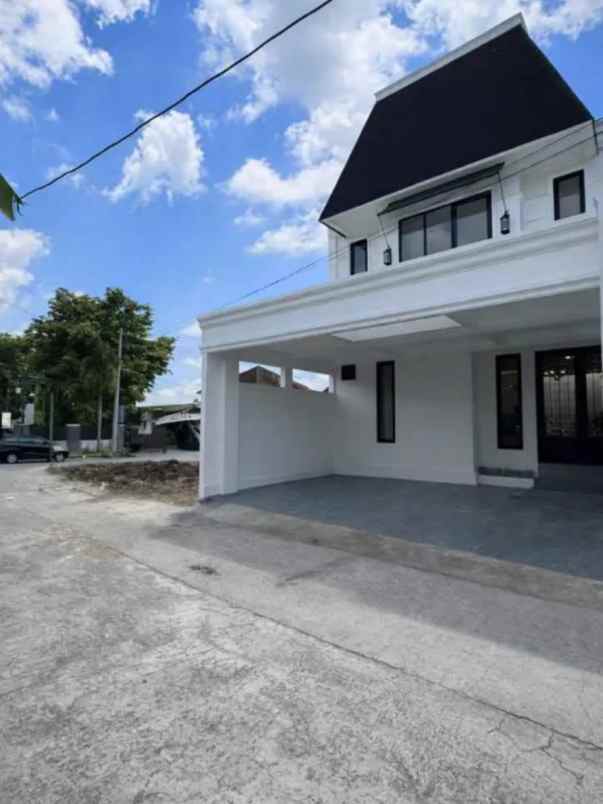 dijual rumah jalan adisucipto
