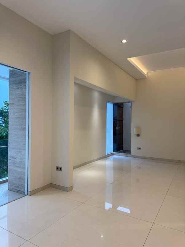 dijual rumah jalan dian istana