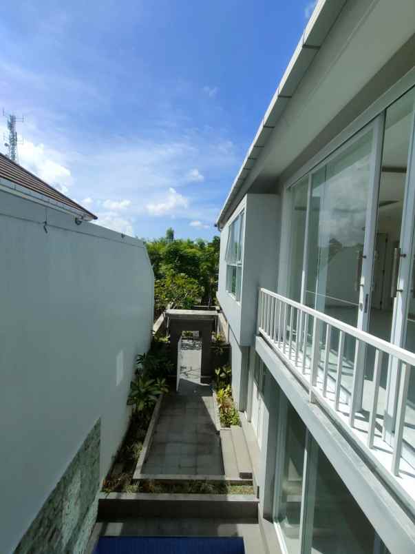 dijual rumah jalan gatot subroto barat