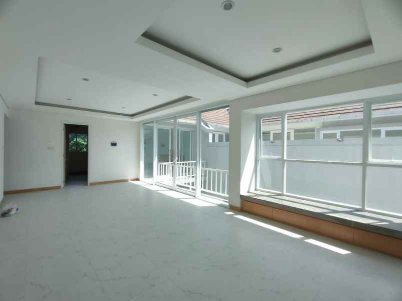 dijual rumah jalan gatot subroto barat