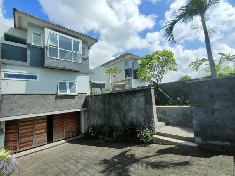 dijual rumah jalan gatot subroto barat