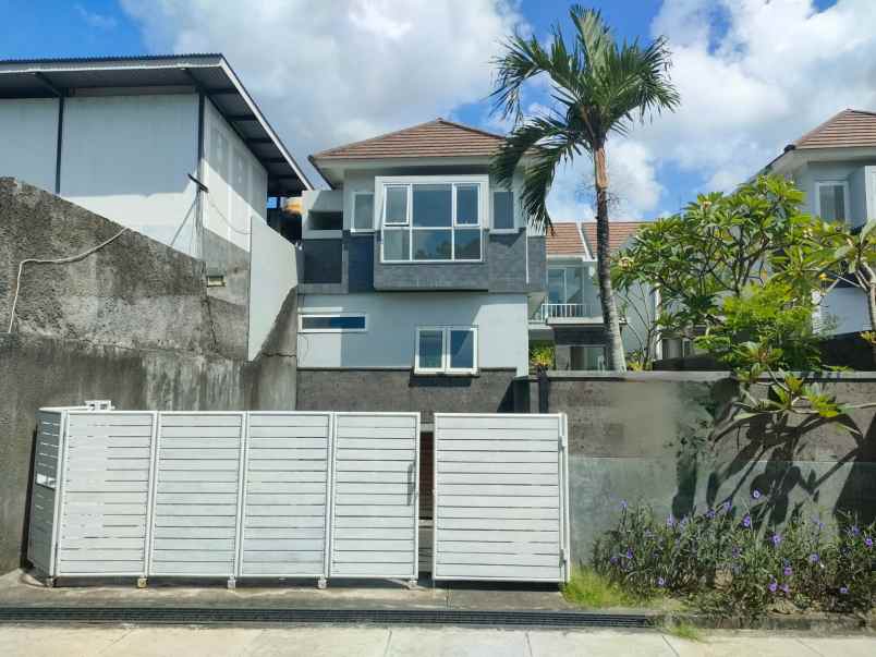 dijual rumah jalan gatot subroto barat