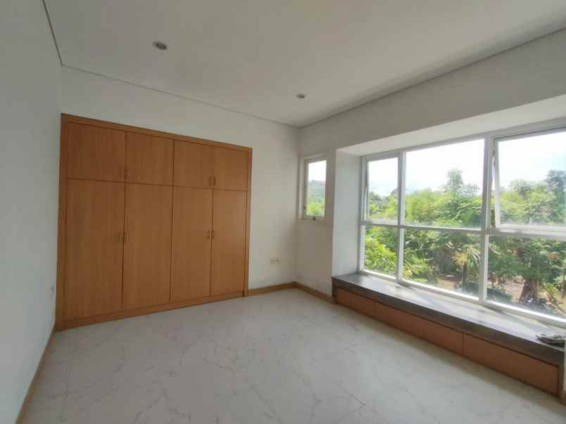 dijual rumah jalan gatot subroto barat