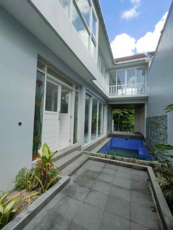 dijual rumah jalan gatot subroto barat