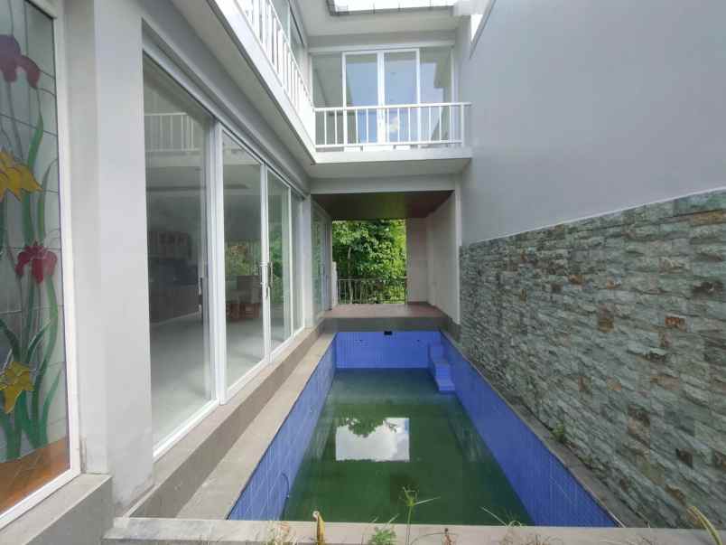 dijual rumah jalan gatot subroto barat