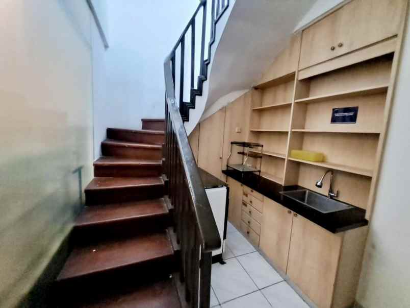 dijual rumah jalan gedung hijau