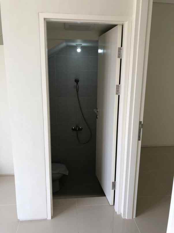 dijual rumah jalan north west hill