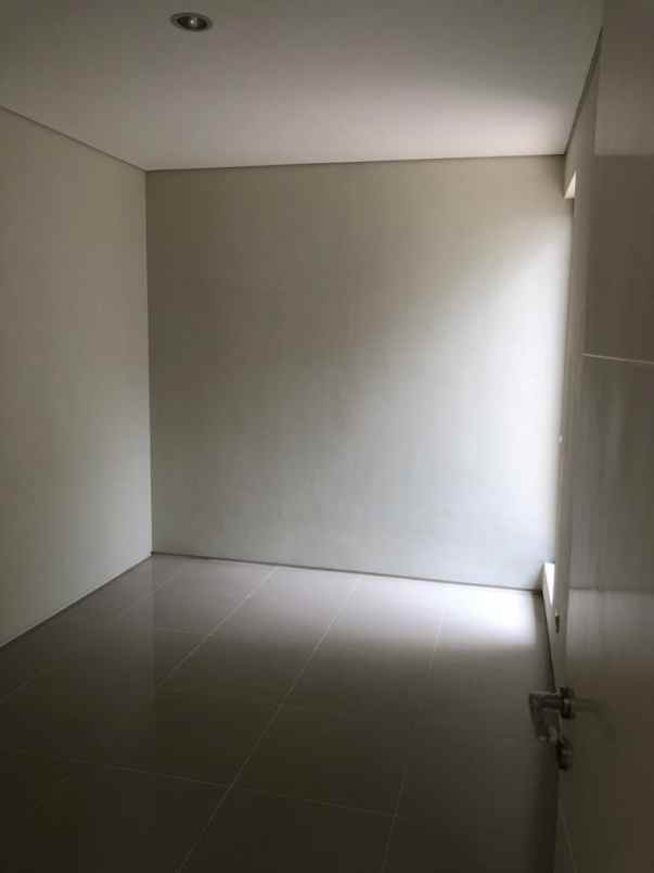 dijual rumah jalan north west hill