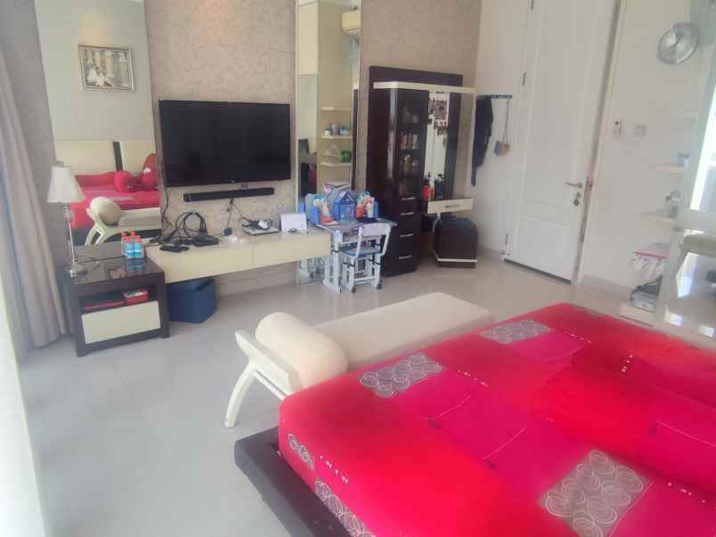 dijual rumah jalan pakuwon city