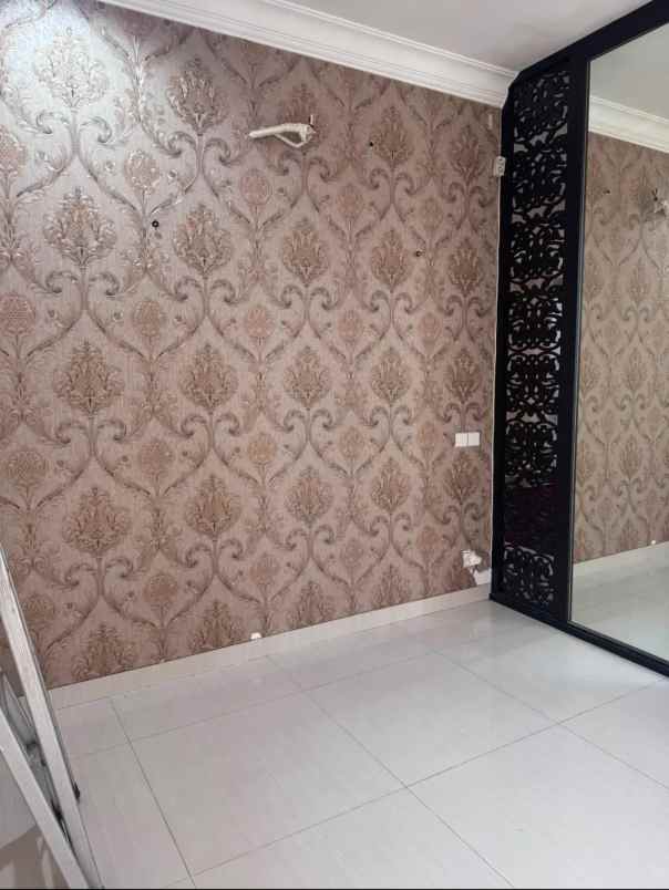 dijual rumah jalan pakuwon indah