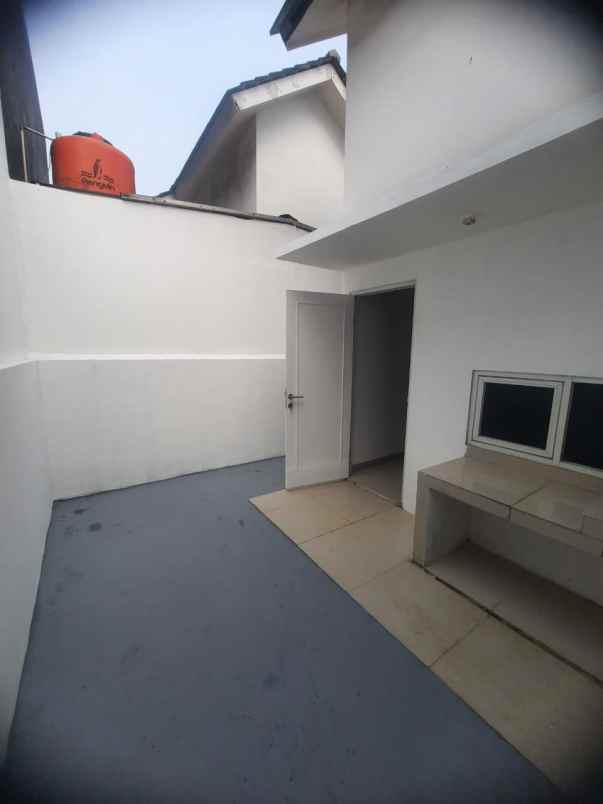 dijual rumah jalan raya cipayung kota depok