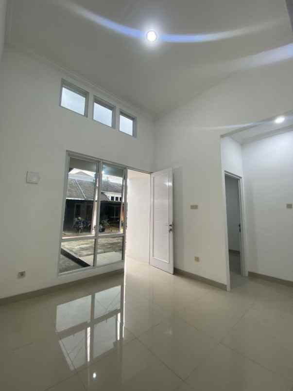dijual rumah jalan raya cipayung kota depok