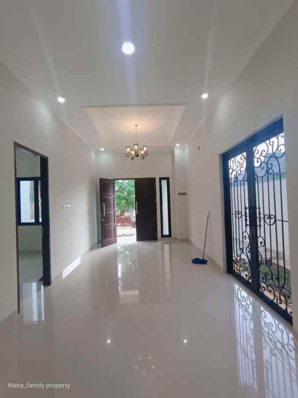 dijual rumah jalan raya gotong royong