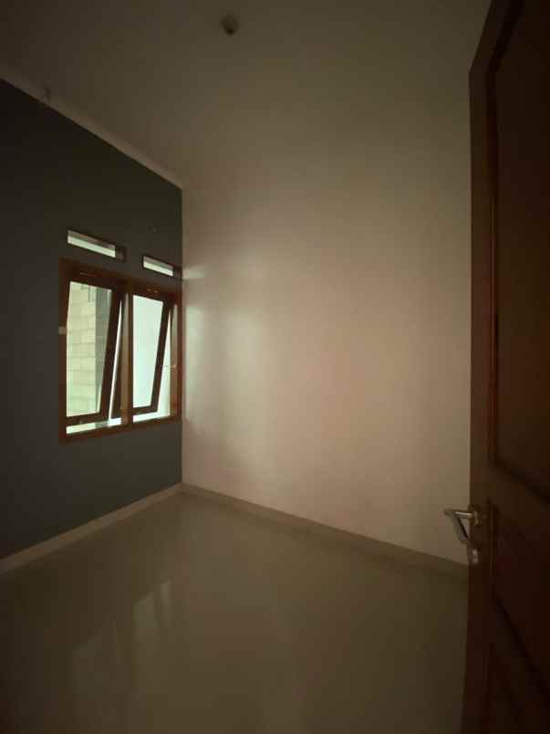 dijual rumah jalan raya meruyung limo