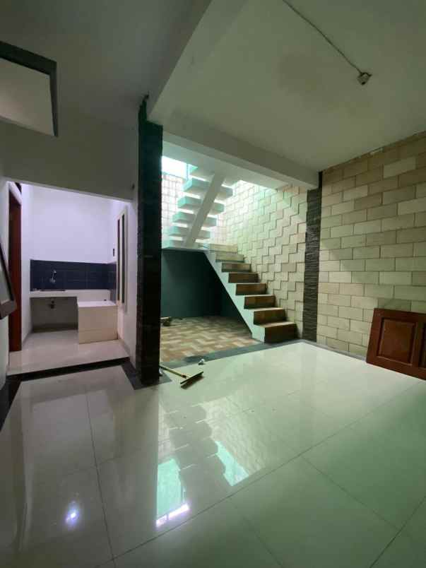 dijual rumah jalan raya meruyung limo