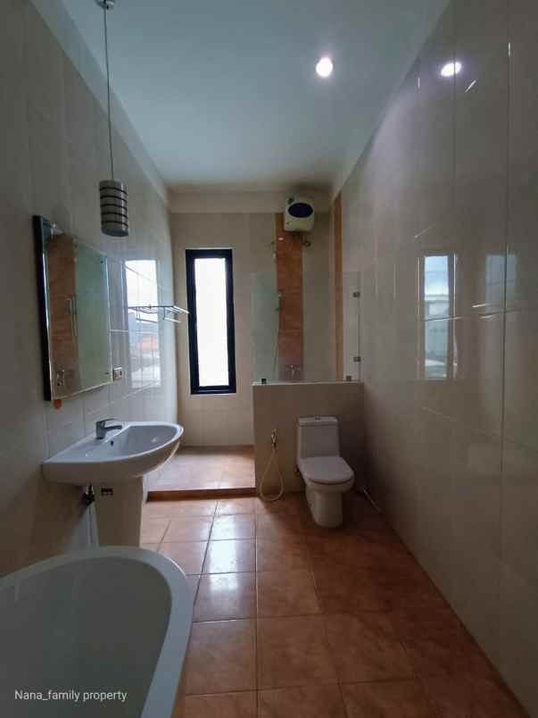 dijual rumah jalan raya permata hijau