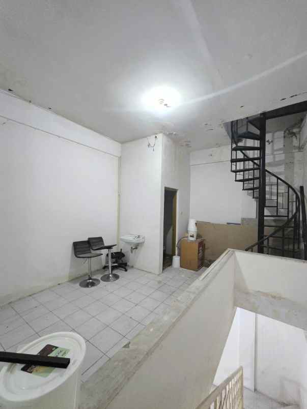 dijual rumah jalan raya wiyung