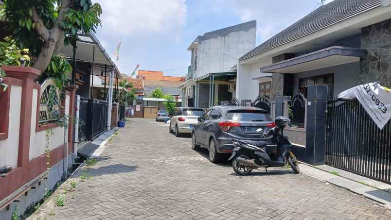 dijual rumah jalan singa kalicari