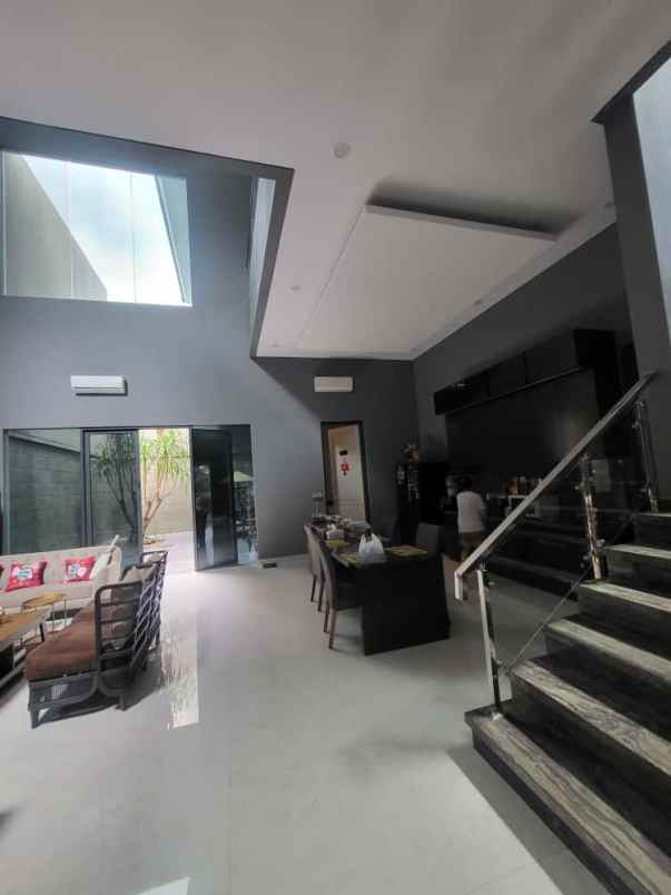dijual rumah jalan taman golf