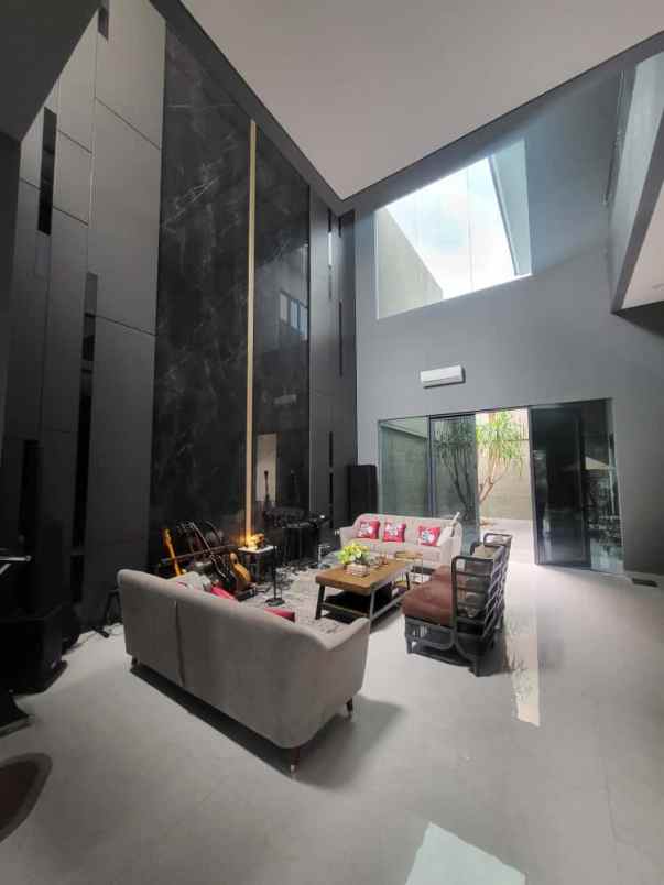 dijual rumah jalan taman golf