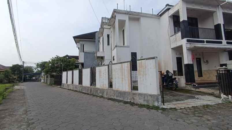 dijual rumah jalan teratai maguwoharjo