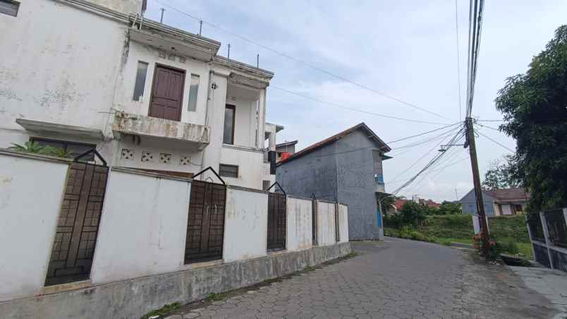 dijual rumah jalan teratai maguwoharjo