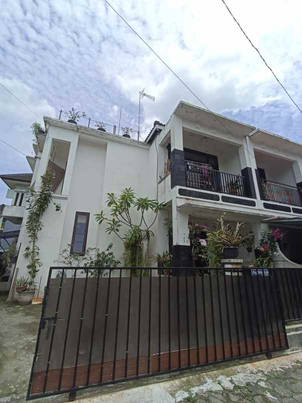 dijual rumah jalan teratai maguwoharjo