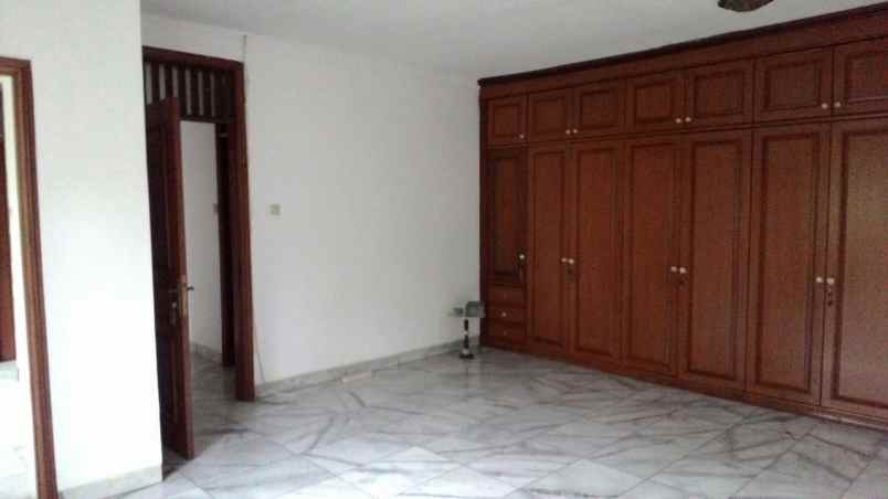 dijual rumah jl komplek puri cinere