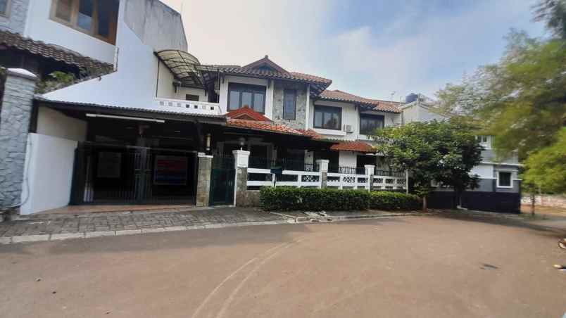dijual rumah jl komplek puri cinere