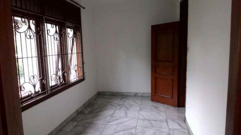 dijual rumah jl komplek puri cinere